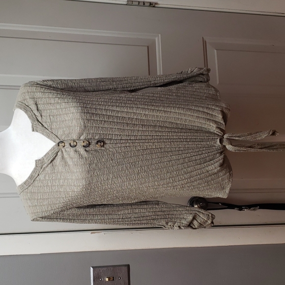 Maurices v neck top, size xl - Picture 1 of 8